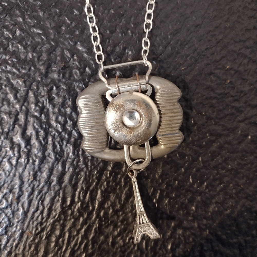 Pony Pretty 🐎 Original design 22-in silver tone Eiffel Tower pendant necklace